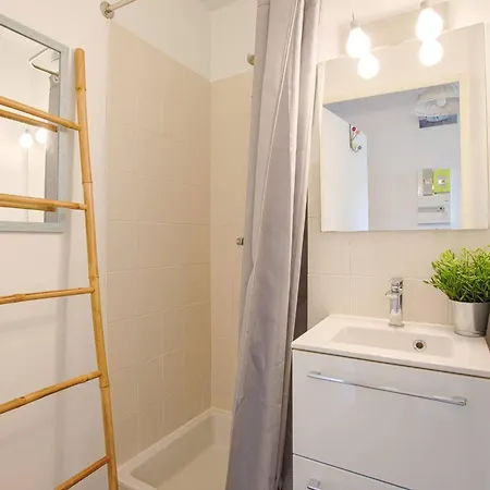 A Avec Balcon Et Parking, Proche - Fr-1-788-41 公寓