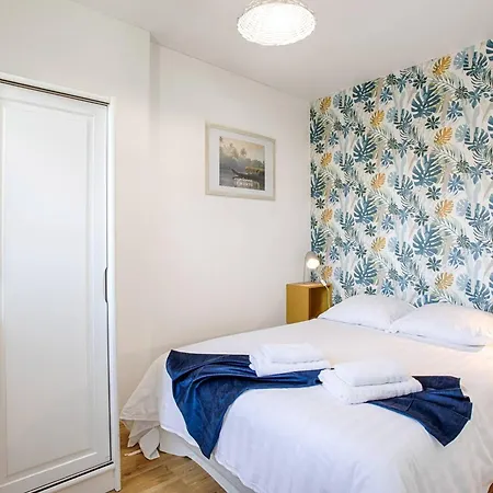 A Avec Balcon Et Parking, Proche - Fr-1-788-41 *