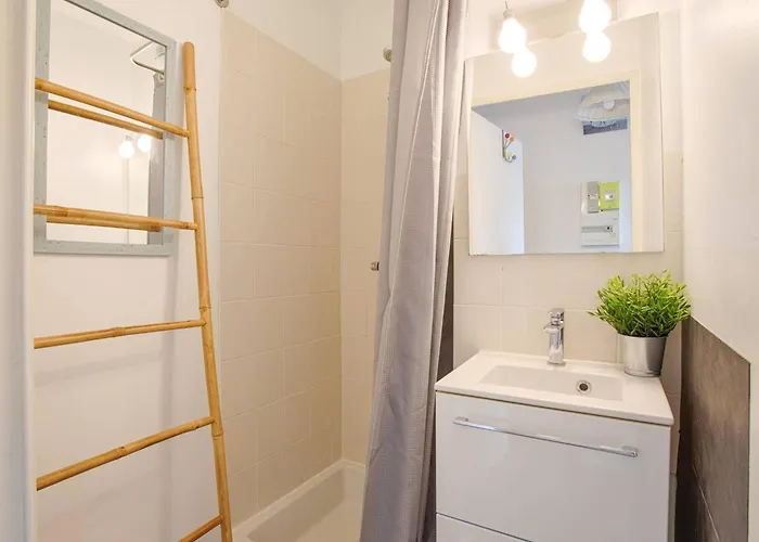 A Avec Balcon Et Parking, Proche - Fr-1-788-41 Διαμέρισμα