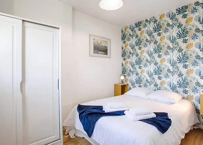 A Avec Balcon Et Parking, Proche - Fr-1-788-41 *