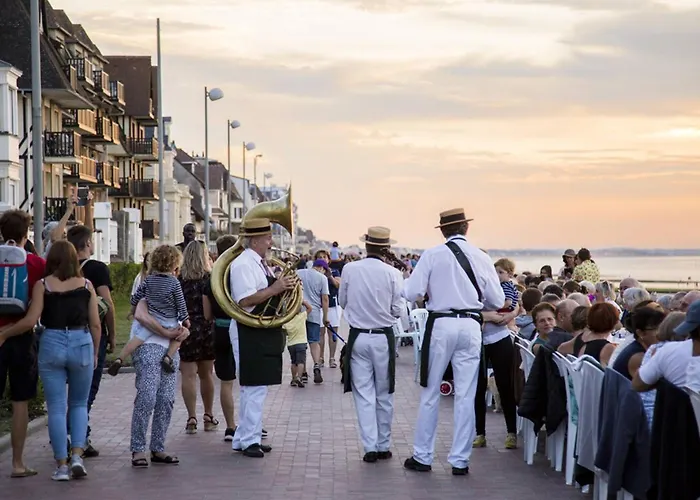 A Avec Balcon Et Parking, Proche - Fr-1-788-41 Cabourg